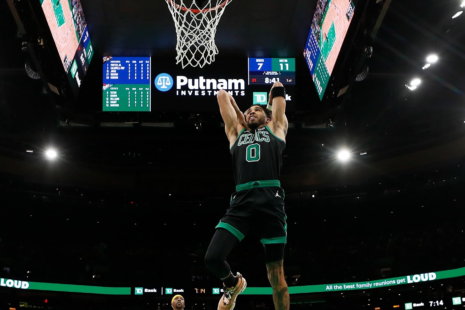 塔图姆意外战胜独行侠，出色发挥引爆全场！赛场气氛高涨