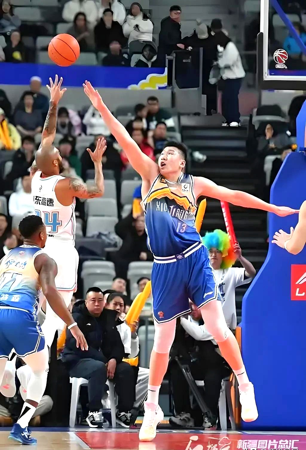 里程碑夜山东男篮造点机会；英超赛后刷纪录；气氛紧张；临场指挥获称赞