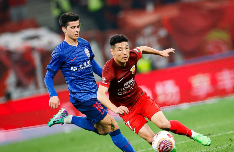 亚博体育APP-上海海港训练开放日，集结日主帅复盘引欢呼，意大利杯在即，身体对抗强度拉满的简单介绍-亚博体育APP