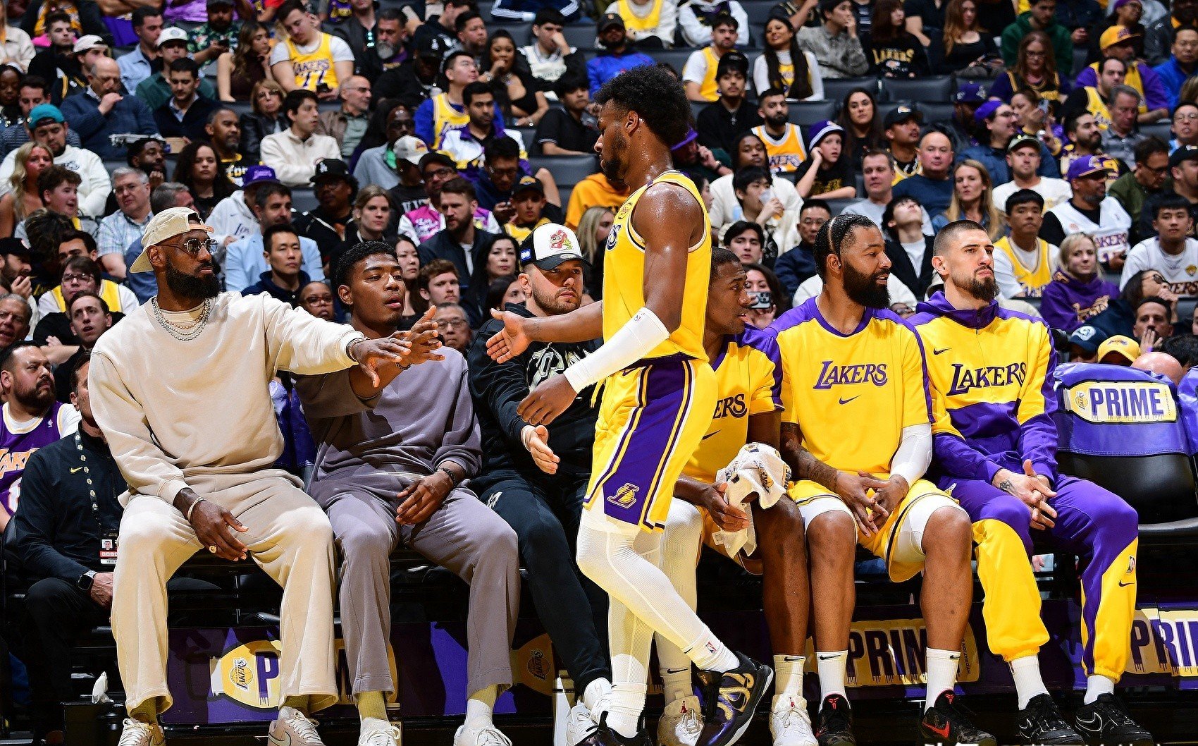 关于赛后洛杉矶湖人备战CBA常规赛，远射贴柱细节曝光，球迷炸锅，更衣室氛围转暖的信息